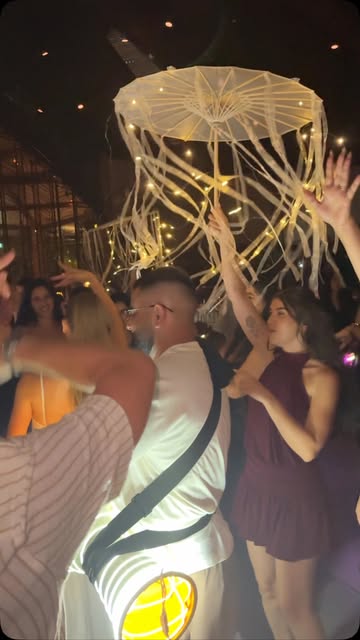 אבי מנגן בין המשתתפים ברחבה