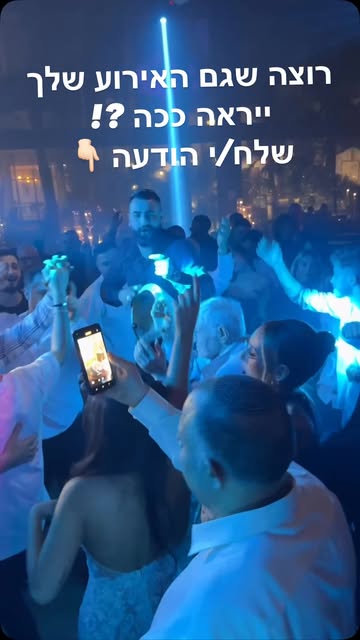 אבי והדרבוקה המוארת במהלך המופע